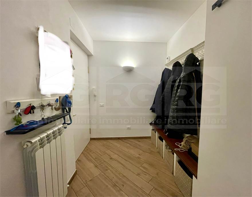 ingresso spazioso con dispensa e zona cappotti