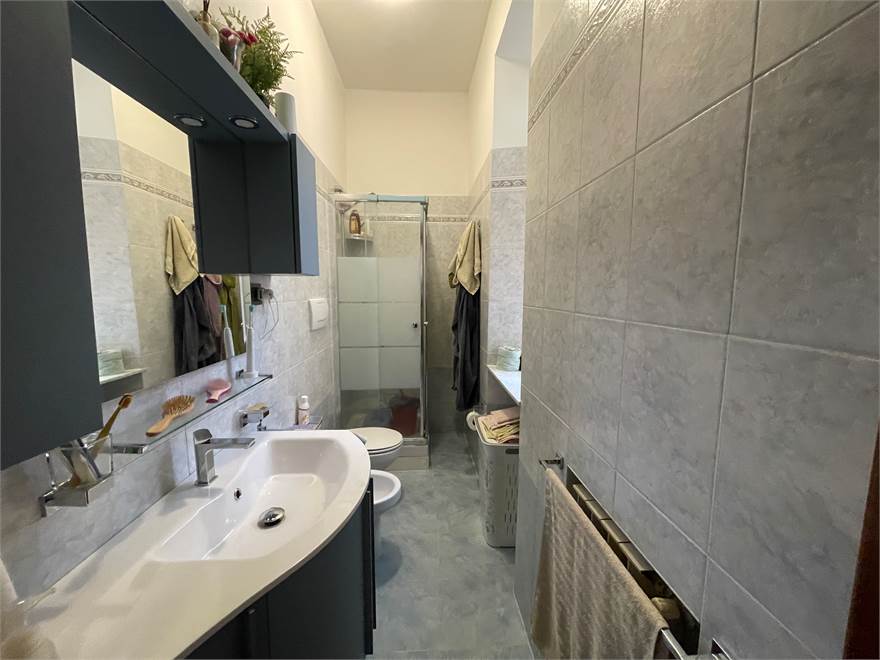 Bagno ampio con doccia